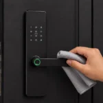 membersihkan sidik jari smart lock