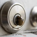 Ilustrasi patahan anak kunci logam yang tersangkut di dalam lubang silinder pintu rumah