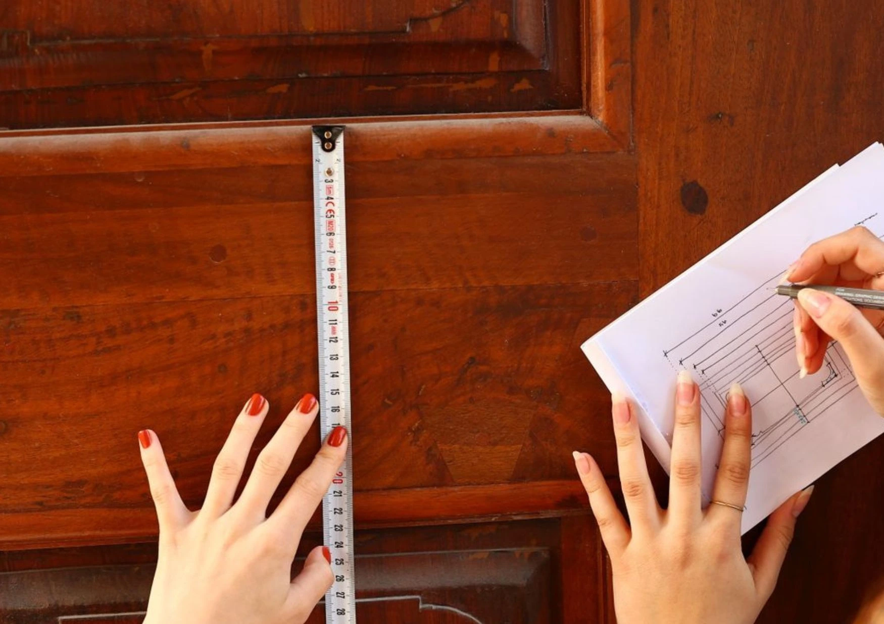 Ilustrasi panduan cara mengukur ketebalan pintu menggunakan meteran untuk memastikan ukurannya memenuhi standar 3,5 cm hingga 5 cm sebelum memasang Porta Smart Lock.