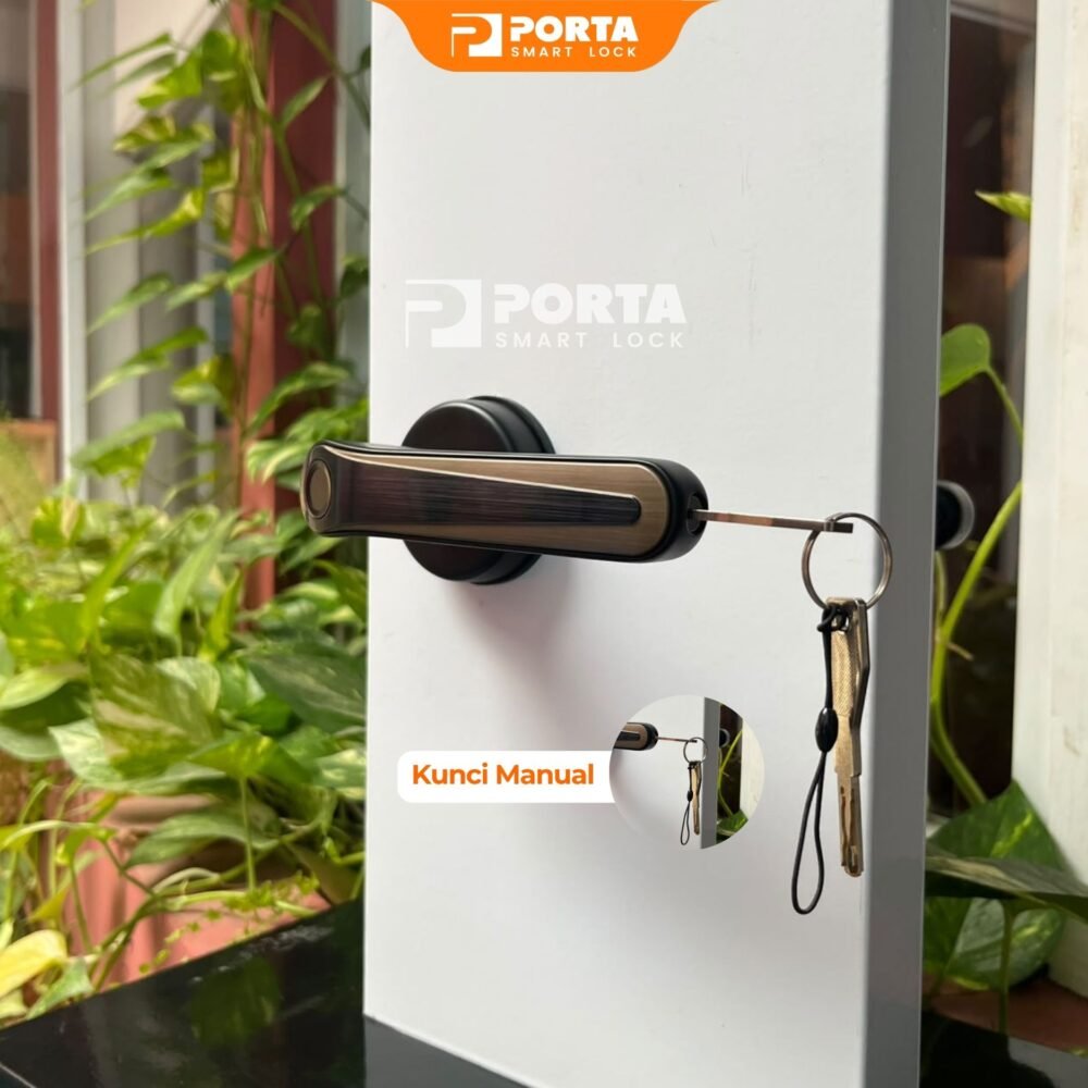 Ilustrasi lubang kunci manual mekanik tersembunyi pada Porta Smart Lock PS0700 sebagai akses darurat anti-bobol saat daya baterai habis.