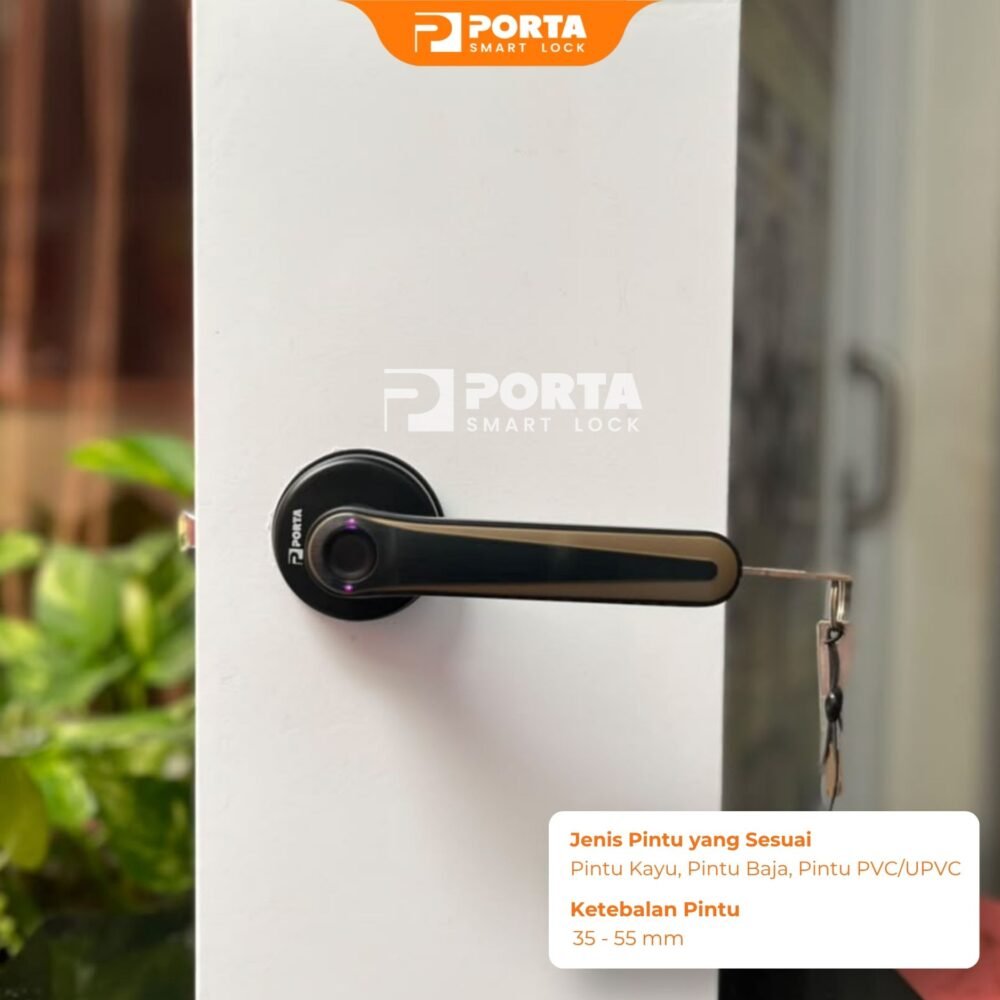 Ilustrasi kompatibilitas Porta Smart Lock PS0700 yang sangat fleksibel dipasang pada pintu kayu, besi, maupun PVC dengan standar ketebalan 35 mm hingga 50 mm.