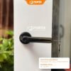 Ilustrasi kompatibilitas Porta Smart Lock PS0700 yang sangat fleksibel dipasang pada pintu kayu, besi, maupun PVC dengan standar ketebalan 35 mm hingga 50 mm.